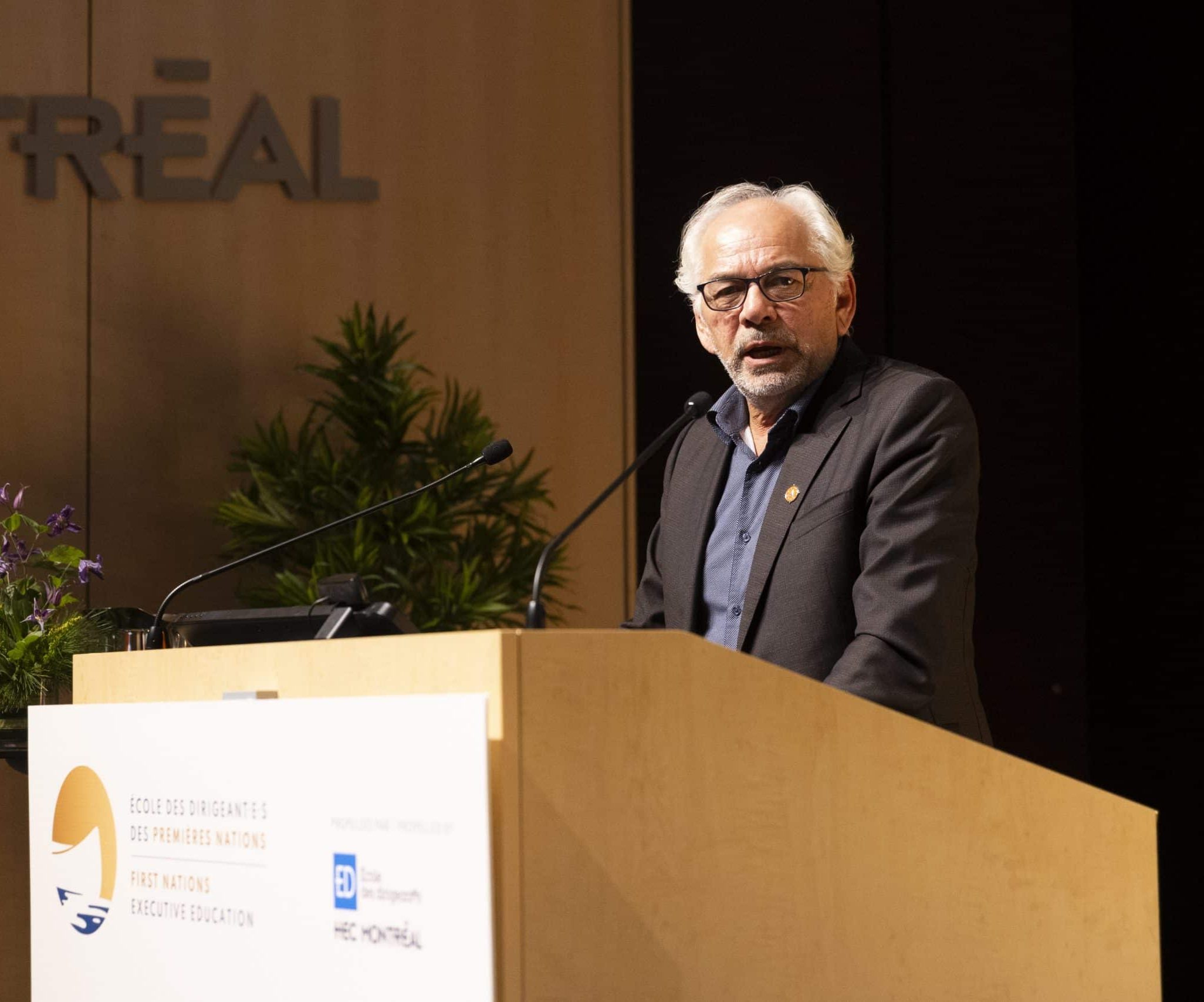 Chef Ghislain Picard parle au pupitre lors du 3e anniversaire, cérémonie de remise des certificats, le 15 novembre 2024.