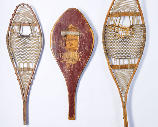 Trois raquettes en bois.